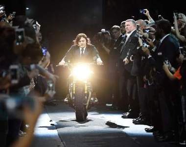 《陰屍路》第六季首映 直接重機騎上台會不會太帥了⊙口⊙