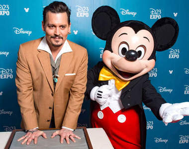 強尼戴普迪士尼領獎 人氣把米老鼠都比下去了...?