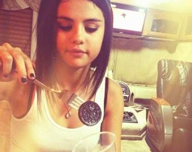 《從吃OREO方式看個性》不就是轉一轉舔一舔泡一泡牛奶嗎?