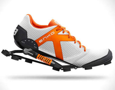 《Enko 彈簧避震慢跑鞋》這樣彈簧外露好嗎（汗）