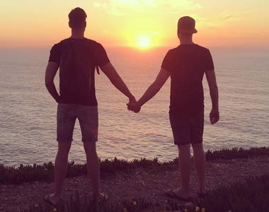 荷蘭男士們超級萌《用手牽手的方式支持同性愛情》牽手熱情全年無休～