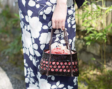 夏季浴衣必備《束口藤編包》用百圓商品就能簡單自製