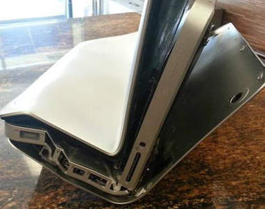 蘋果筆電凹機照　跟手機一起放口袋就會變這樣（大誤）