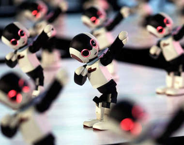 100 隻《Robi 洛比機器人》在東京一起跳群舞的可愛景象