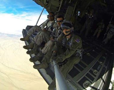 《超強自拍》不管火山還是猛獸都一起入鏡吧