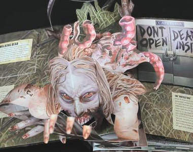 《陰屍路立體書》一翻開就有活屍跳起來