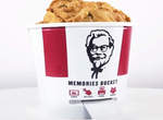 加拿大《KFC肯德基炸雞桶》這個桶子怪怪的喔(指) 加拿大《KFC肯德基炸雞桶》這個桶子怪怪的喔(指)