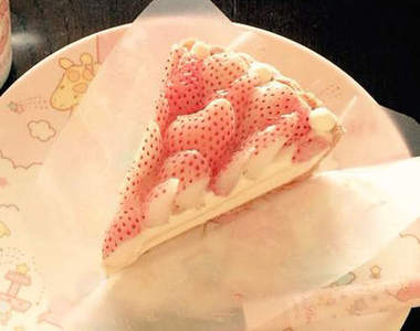 《白草莓水果派》怎麼遠遠看有點鼻頭粉刺的感覺？