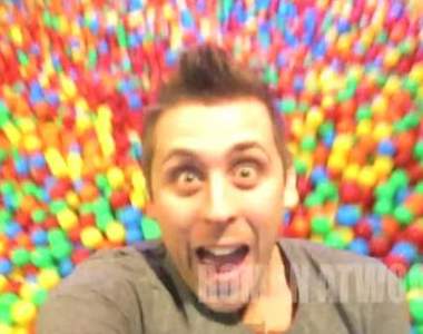 《25萬顆球惡作劇》只是出門上班 回家發現客廳變成這樣...