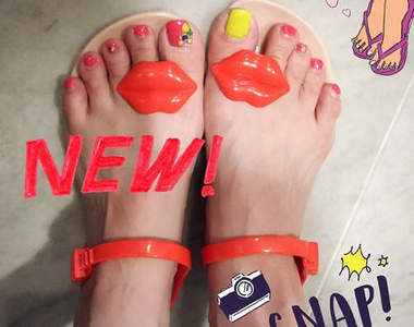 網路話題《紅唇涼鞋》給腳背這最可愛又熱情的一吻♥