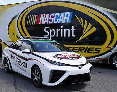 史上第一《Toyota Mirai》化身NASCAR前導車