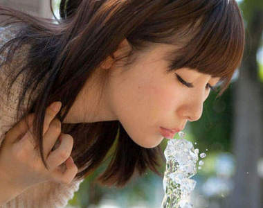 《宅宅美人痣》可愛的伊藤里織還是位痣奶美女唷ლ(・ω・ლ)