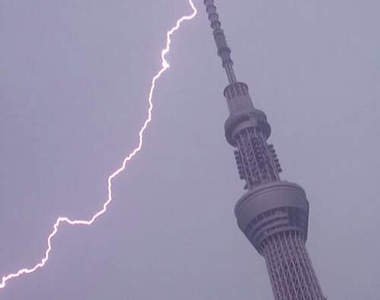 《雷擊東京晴空塔》網友們拍下決定性的瞬間