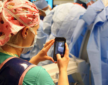 手術中的《EASE 通訊 App》遇到太猛的醫生可能會直接拍攝手術畫面(暈倒)