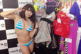 《爆乳COSPLAY跳蚤市場》你願意花多少錢買COSER穿過的泳衣? 《爆乳COSPLAY跳蚤市場》你願意花多少錢買COSER穿過的泳衣?