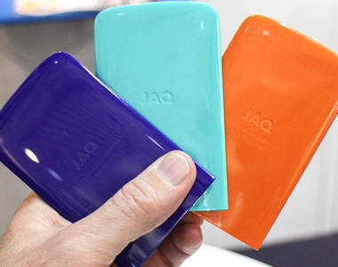 好玩的《MyFC JAQ 行動充電器》只要放鹽跟水就可以充電