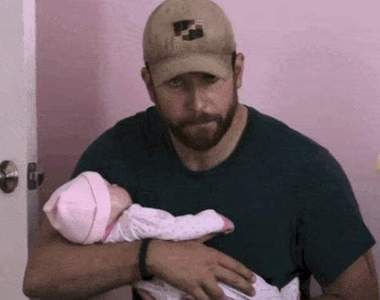 電影《美國狙擊手》意外話題 你到底是抱著什麼呀...