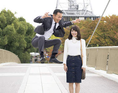 超可愛父女攝影《女兒與跳躍的上班族》把拔我們也來吧(跳)