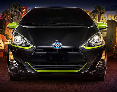 限量《Toyota Prius c Persona Series》黑配綠還是黑配紅好呢?