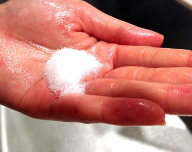 《生活宅偏方》輕鬆將手上的油去除的方法