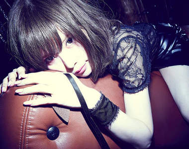 最可愛媽咪《益若翼》性感大解放　推出時尚エロ寫真集♥