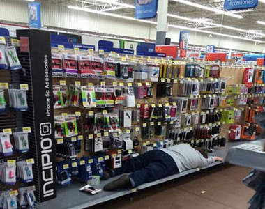 《超市裡的怪人》現實總是比電影還要奇怪