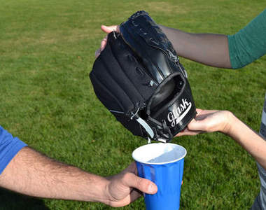 《可以裝水的棒球手套》一定有人會在裡面加酒偷喝……