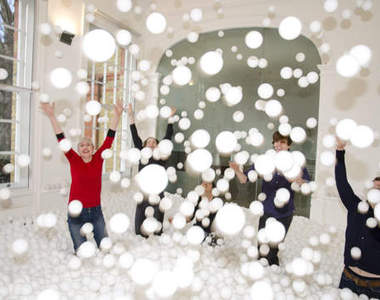 設計公司裡《給大人玩的球池》我也好想跳進去