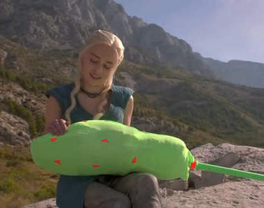 《冰與火之歌》去特效 龍母您在撫摸什麼東西......