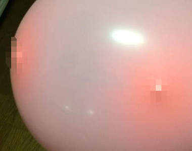 《美妙的粉紅乳頭》摸不到真的 就用氣球安慰自己吧……