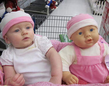 小朋友vs.他們的玩具娃娃 怎麼長得一模模一樣樣!?(驚)