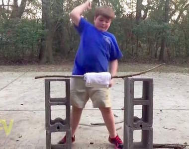 外國《得到神之力量的空手道少年》果然中二病是不分國界的www