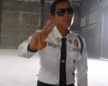 《網路宅神人》菲律賓歌神警衛＋百位神級配音＋印度舞棍交警每個都好神