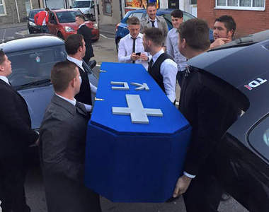 《見色忘友的下場》至少朋友們會送你最後一哩路ww