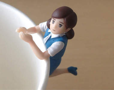 《杯緣子寫真集》憂鬱OL的休閒活動是跟同事疊疊樂?