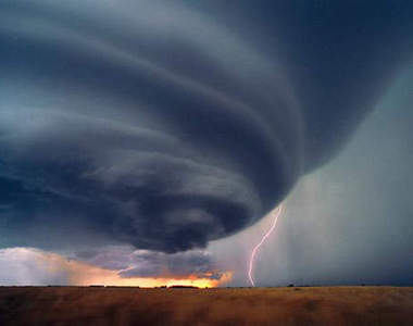 嚇人《超級胞》動圖 這是怪獸來襲的徵兆啊...