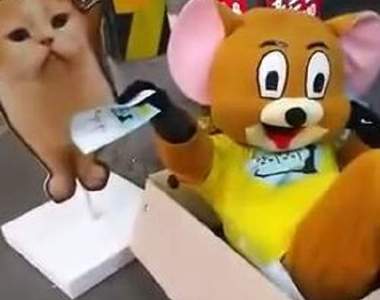 《發傳單的正確方式》原來要跩跩的才有人理你www