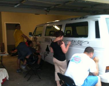 「救命～我的車子太白了」且看路人會怎麼幫忙他呢？