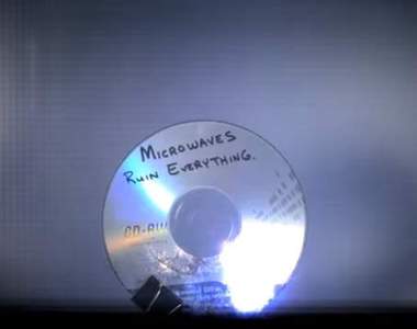 《微波爐亂丟東西實驗》不用C4一樣會爆炸