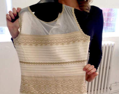 《藍黑x白金洋裝》白金色亮相 慈善拍賣中