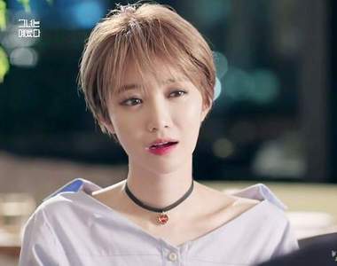 男生也愛的流行穿搭《寬領襯衫》入冬後領口會越開越寬唷♥