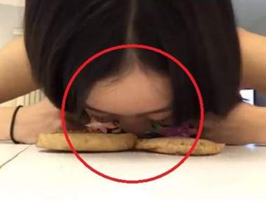 Instagram上的神祕《麵包臉》女子　用臉壓麵包竟然莫名療癒......