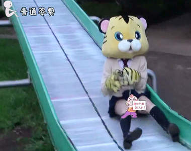《驗證最快的溜滑梯姿勢》站在下面看女生溜滑梯是男生的浪漫……