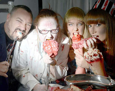 英國《萬聖節狂熱家庭》花了100萬把自己的家變成鬼屋