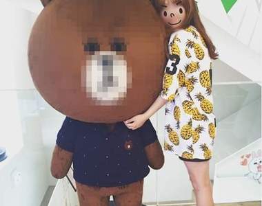 《被路人玩弄的玩偶》不是說展示品都不能碰嘛~