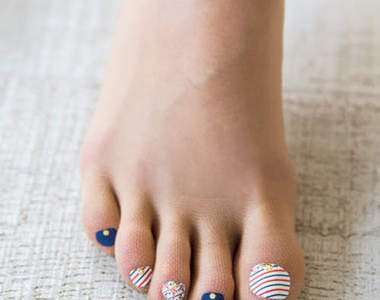 超便利《指彩絲襪》只要穿上就能任意變換雙腳的指彩模樣