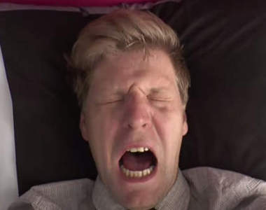 《無法賴床終極手段》彈飛出去看你怎麼賴床