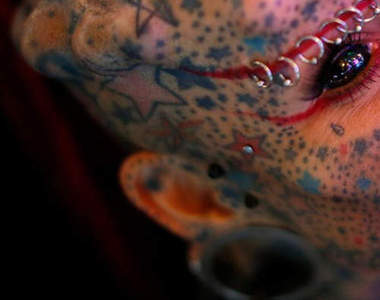 《真人版女吸血鬼》國際刺青博覽會上的身體藝術家們