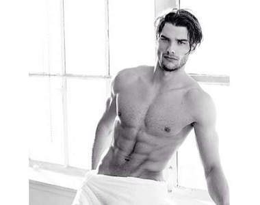 攝影大師Mario Testino《浴巾系列》毛巾可以再往下移一點嗎ww