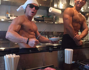 《肌肉男燒肉屋》所以店員的肉肉也有提供嗎 (//▽//)嗯？www
